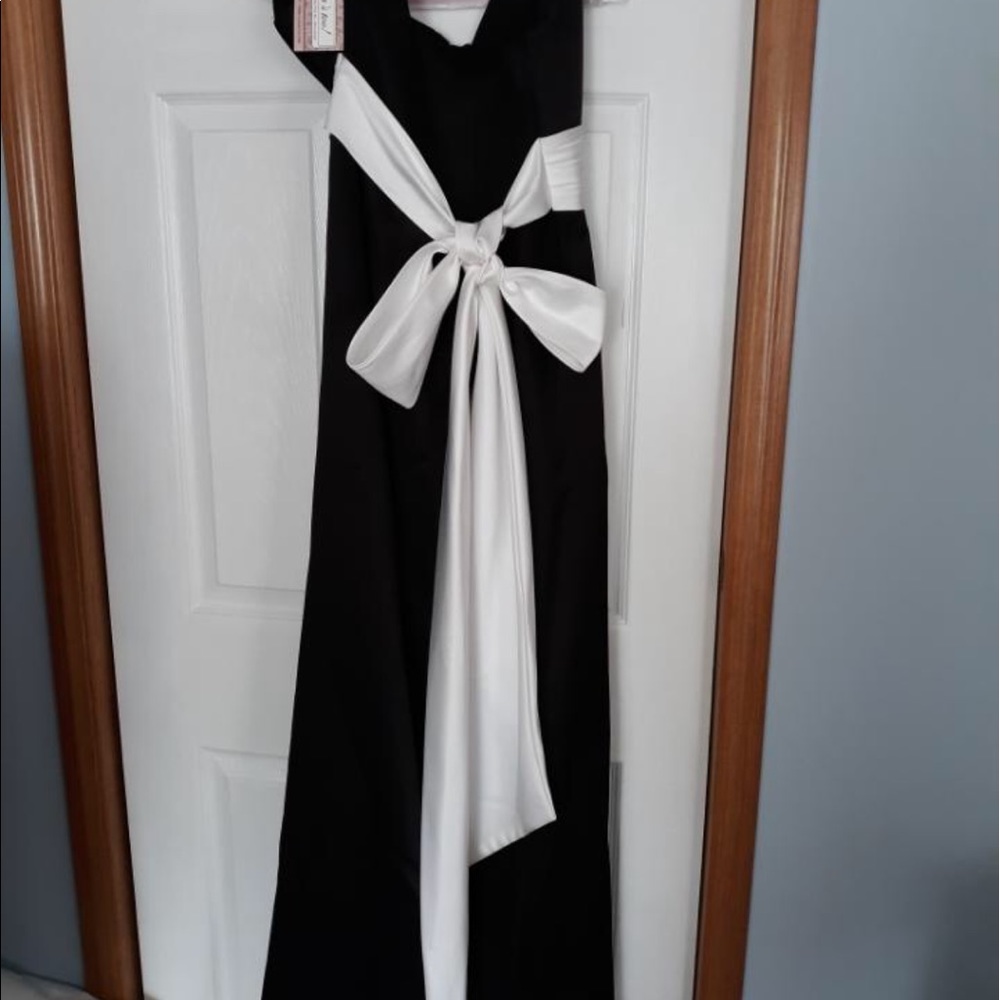 Never worn women’s satin dress - Picture 2 of 2